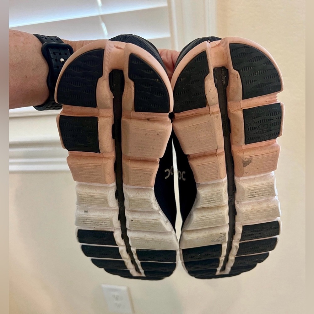 Like NEW! On Cloud Running Shoes - Picture 5 of 6